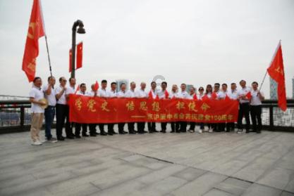 大巴因故障抛锚，常德高速及时转运43名滞留旅客